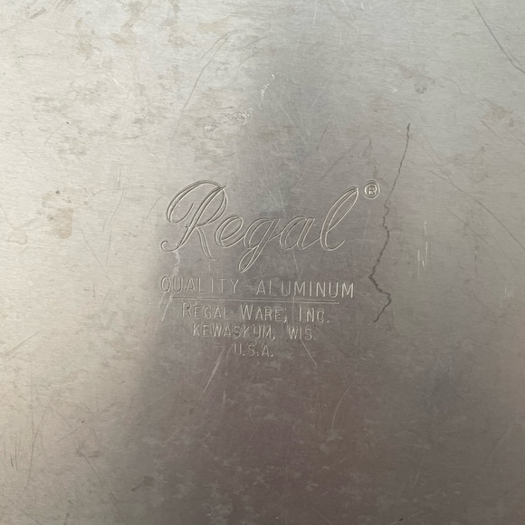 Vintage Regal Ware Aluminum Cake Carrier Plate With Locking Lid - Picture 7 of 9